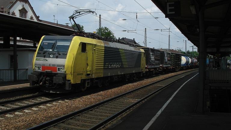189 988 von Ferrovie Nordcargo (FM Cargo) am 5. Juni 2007 in Rastatt. Sie f�hrt auf der Oberrheinstrecke KBS 702 Richtung Basel.