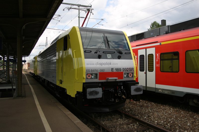 189 992SR und E 189 990SR, Glck hatte ich am 27.07.2004 als ich in Gppingen diese nagelneuen Dispo-Loks vor die Linse bekam die auf berholung am Bahnsteig standen.