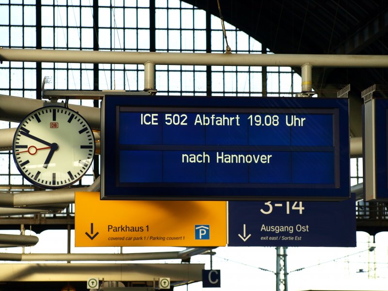 19. April 2009 um kurz vor 19 Uhr am Gleis 1 (hinterer Abschnitt) im Bahnhof Karlsruhe. Ein ICE 3 aus Richtung FFM-Flughafen wird geteilt. Der vordere Teil fhrt weiter nach Basel SBB, der hintere Teil bleibt stehen und fhrt um 19:08 Uhr mit dieser vom Standard abweichenden Anzeige Richtung Hannover.