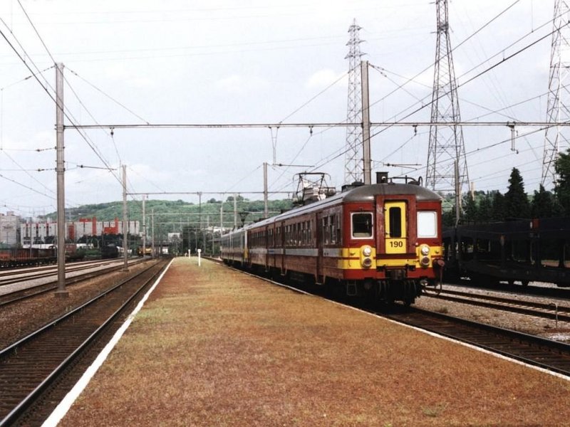 190 und 621 mit L-zug Maastricht-Lige Guillemins auf Bahnhof Bressoux am 16-5-2001. Bild und scan: Date Jan de Vries. 