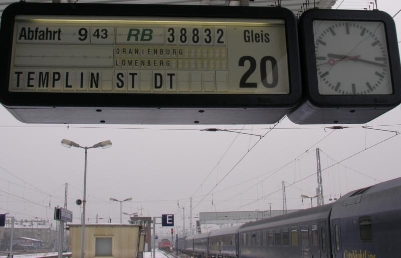 19.02.2005, Bahnhof Berlin-Lichtenberg. Zugzielanzeiger mit Fehler.