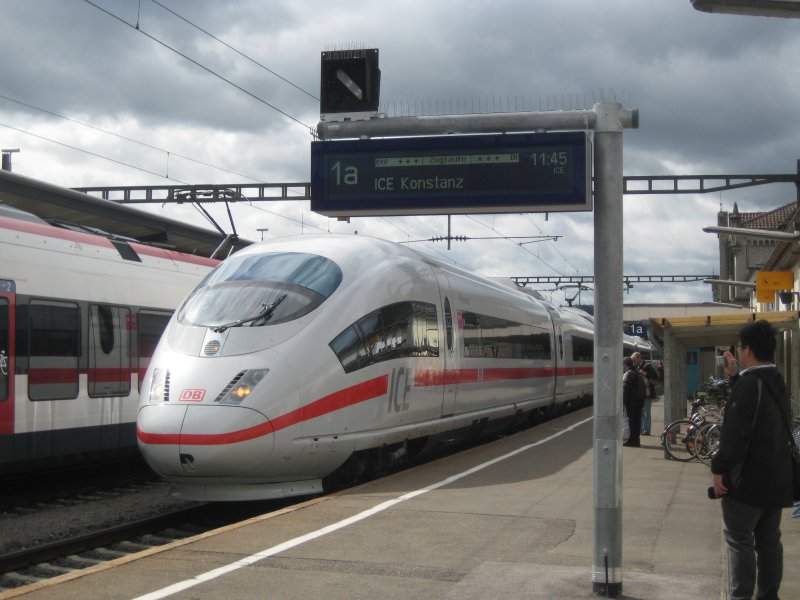 19.04.08; ein ICE 3 (Br 403 035) wird auf den Namen  Konstanz  getauft. Extra daf�r wurde der Bahnhof auf Hochglanz geputzt und der Vorsitzende der DB Regio S�dwest war angerreist. Der ICE wird allerdings nicht auf der KBS 720 verkehren, sein neuer Einsatzort ist noch nicht klar, im Moment ist er auf der R�ckfahrt ins BW nach M�nchen.