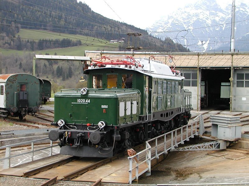 19.04.2002, nach siebenmonatiger  Behandlung  prsentiert sich die Innsbrucker 1020.44 erstmals der ffentlichkeit auf der Drehscheibe der Zf Saalfelden