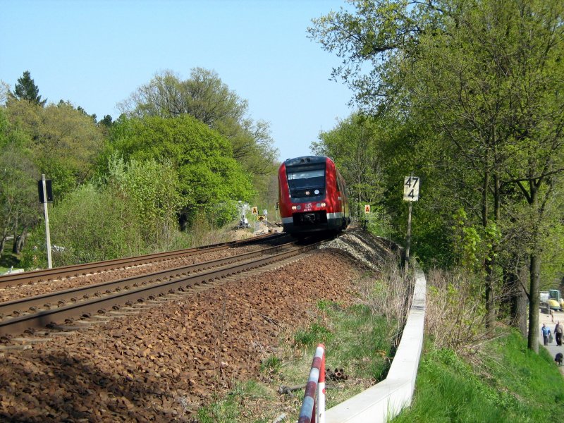 19.04.2009 - Doppeltraktion 612 kurz nach dem Bahnhof Bautzen in Richtung Dresden auf dem linken Gleis, da das rechte Gleis wgen Brckenbauarbeiten unterbrochen ist. Man beachte, dass 612 611 keine Ordnungsnummer mehr trgt.