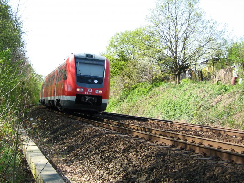 19.04.2009 - Doppeltraktion 612 kurz nach dem Bahnhof Bautzen in Richtung Dresden auf dem linken Gleis, da das rechte Gleis wgen Brckenbauarbeiten unterbrochen ist. Man beachte, dass 612 520 keine Ordnungsnummer mehr trgt.