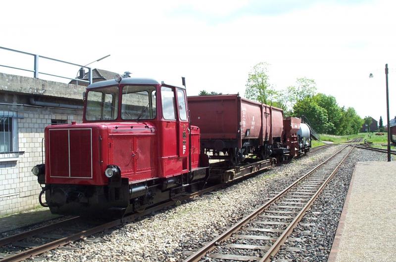 19.05.02 ein G�terzug mit Diesellok steht in Schierwaldenrath 