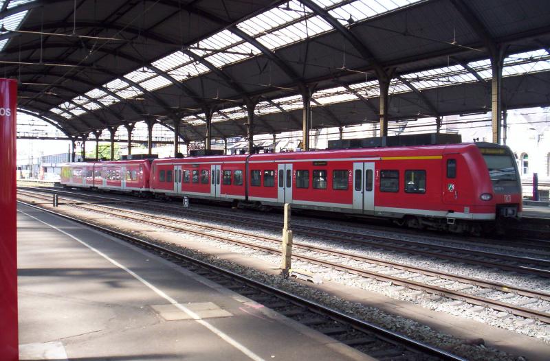 19.05.2005. Zwei 426er stehn zur Abfahrt nach Duisburg in Aachen Hbf bereit. 
