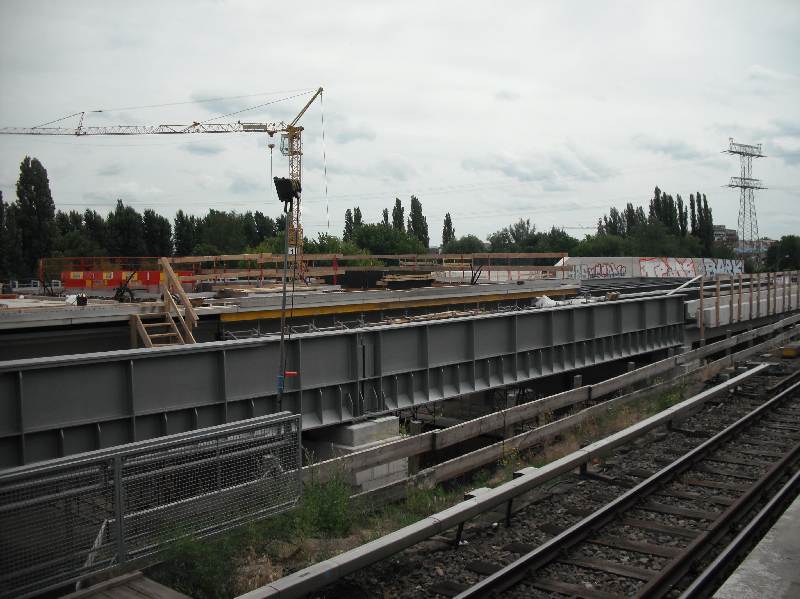 19.06.2008 - Blick vom (fast) ehemaligen S-Bahnsteig der Ringbahn am Bahnhof Berlin-Ostkreuz auf den schon fast fertigen Regionalbahnsteig der ab Herbst als provisorischer Bahnsteig der Ringbahn dient, Blick in Richtung Treptower Park.