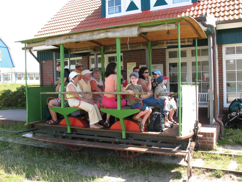 19.07.2007: Pferdebahn Spiekeroog wartet noch ohne Pferd auf seine Abfahrt zum Strand
