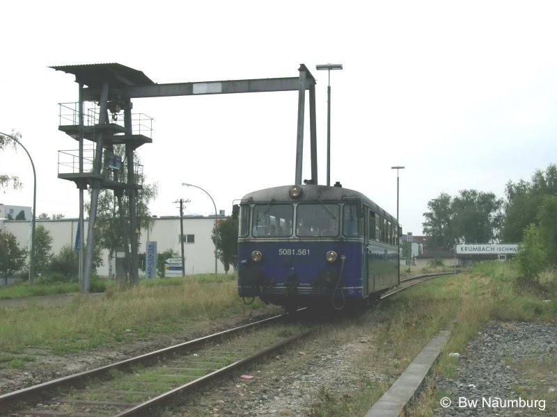 19.08.2005   5081.561 fhrt am arbeitslosen Ladekran von Krumbach vorbei. 