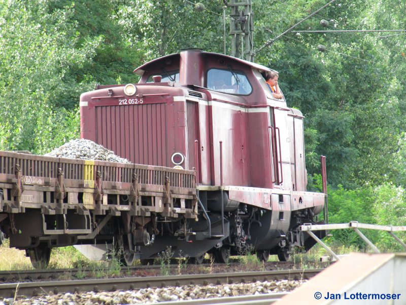 19.08.2009. Br 212 052-5 bei Gleisbauarbeiten am Braunschweiger Hauptbahnhof.
