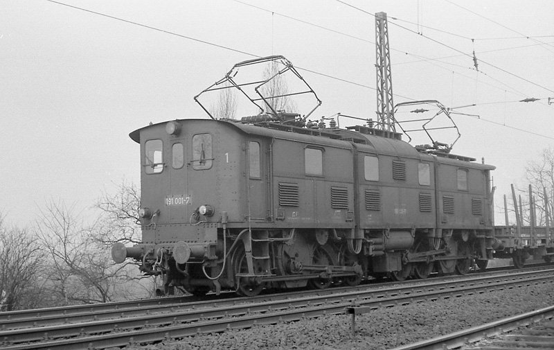 191 001 mit bergabezug nach Duisburg bei Duisburg - Meiderich etwa beim Block Ruhrtal im April 1971
