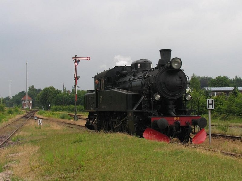 1916 (Baufirma Nohab Schweden, Baujahr 1952, Leistung 1000 PS und Hchstgeschwindigkeit 80 km/st) der Angelner Dampfeisenbahn auf Bahnhof Sderbrarup am 24-6-2007. 