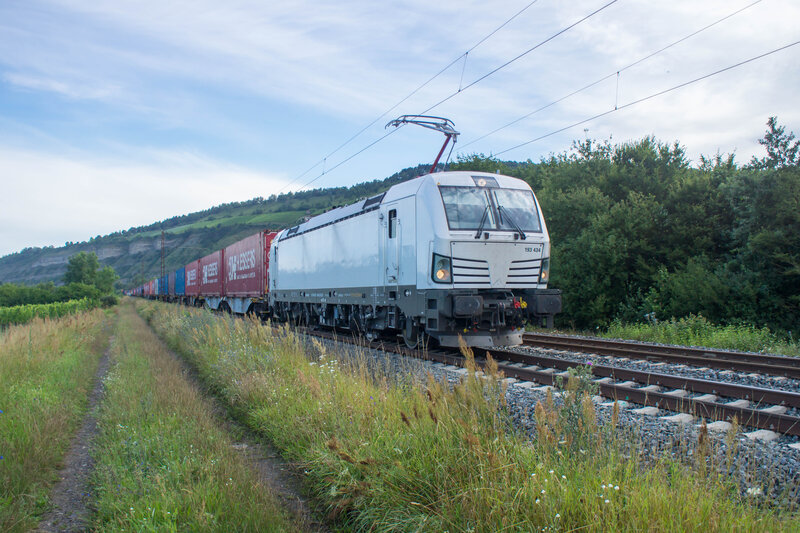 193 434-8 mit einem Containerzug bei Himmelstadt am 17.07.2024 