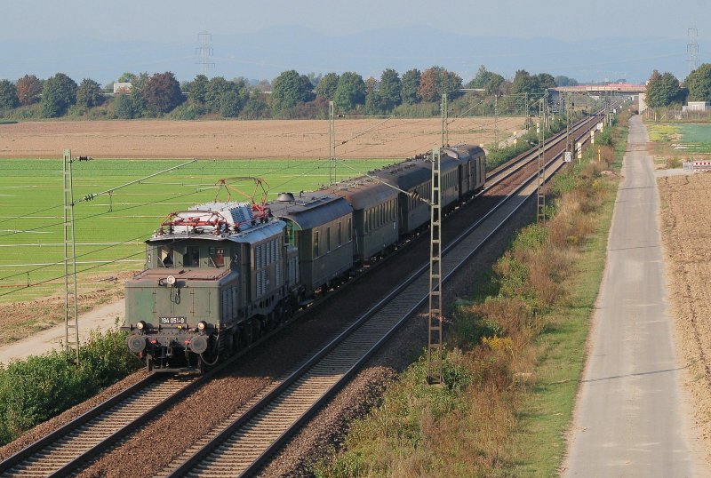 194 051-9 mit Sonderzug (20 Jahre Verkehrsverbund-Rhein-Neckar), fhrt zwischen Bhl-Iggelheim und Schifferstadt Richtung Ludwigshafen(Rhein) Hbf. 26.09.2009