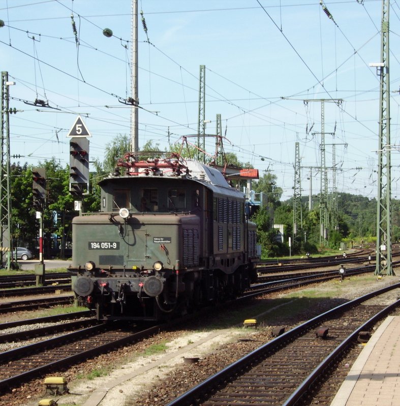 194 051-9 rangiert in Singen(Htw) in wird in Krze den Sonderzug aus Zrich ber die Gubahn befrdern. 10.08.08
