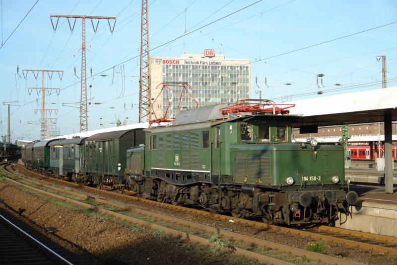 194 158-2 mit einem Sonderzug an Gleis 5 in Essen HBF.