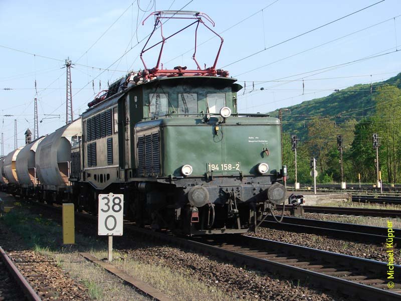 194 158 im Sommer 2007 bei der Durchfahrt in Gemnden am Main. Mit ihren leeren Kesselwagen ging es Richtung Aschaffenburg....