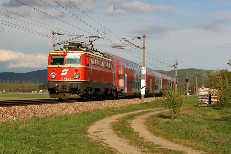 19.4.08 Die Baureihe 1142 ist auf der FJB eigentlich Alltag, doch ganz anders stellt sich die Situation bei der schnsten Blutorangenen 1142 682 dar! Mit einer Dostogarnitur fuhr die 1142 682 als R 2166 von Wien FJB nach Sigmundsherberg.