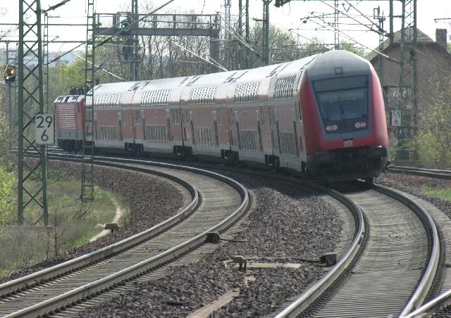 19.4.2005, RE1 nach Ausfahrt auf dem Bahnhof Potsdam Park Sanssouci in Richtung Berlin.