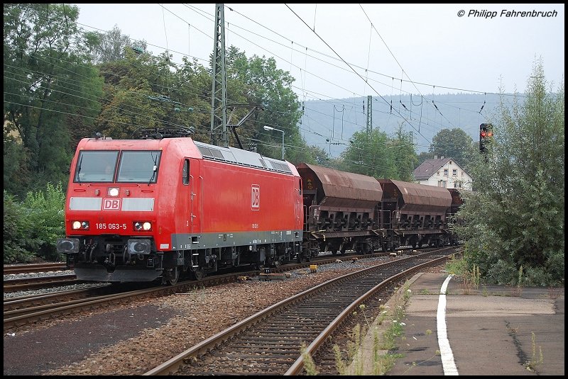 195 063-5 fhrt am 29.08.07 mit einem Schotterzug aus Richtung Stuttgart auf Gleis 6 des Aalener Bahnhofs ein.