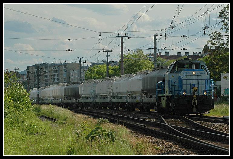 19.5.2006: LTE 2170 001 macht sich von Liesing aus auf den Weg nach Marchegg. Kurz nach der S-Bahnhaltestelle Atzgersdorf entstand diese Aufnahme.