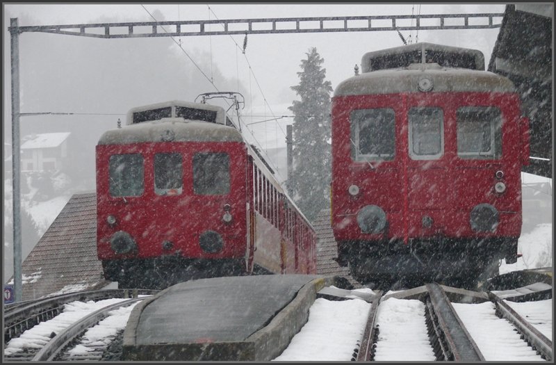 1953 und 1967 wurden die beiden ABDeh 2/4 23 und 24 (jetzt BDeh 2/4) in Dienst gestellt. Bei Ausfall des neuen BDeh 3/6 mssen sie immer mal wieder einspringen, wie gestern hier in Heiden. (01.12.2008)