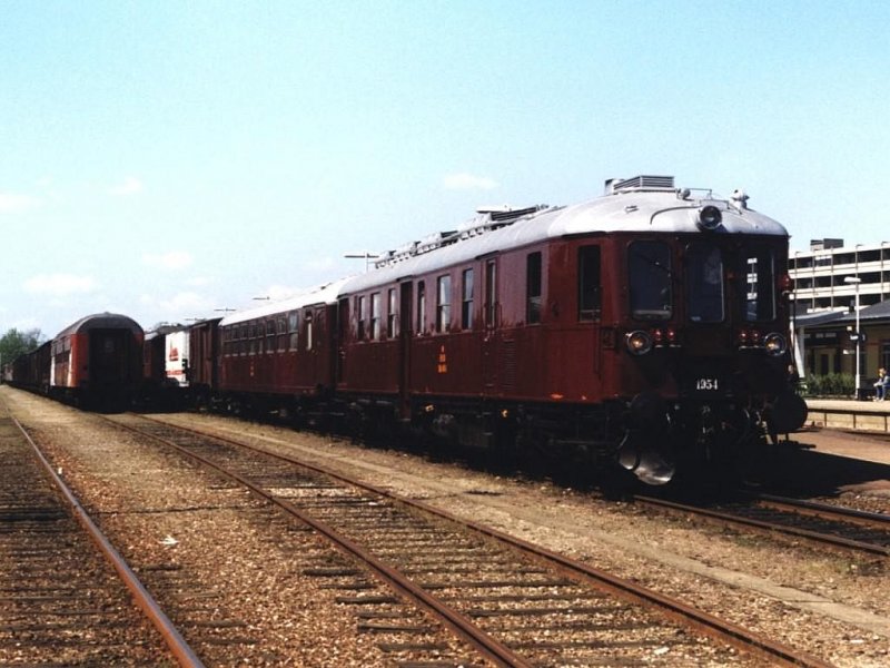 1954 mit Sonderzug auf Bahnhof Randers am 15-5-1999. Bild und scan: Date Jan de Vries.