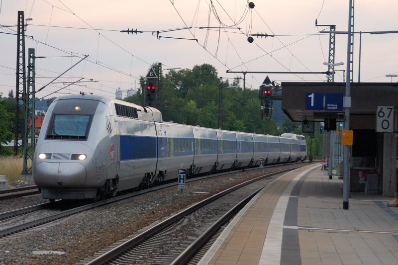 19:57 Uhr in Amstetten an der Geislinger Steige. Mit minus 1 passiert TGV 9575 Paris(Est) - Mnchen den kleinen Haltepunkt. Einfach ein schner Zug... (28.07.2008)