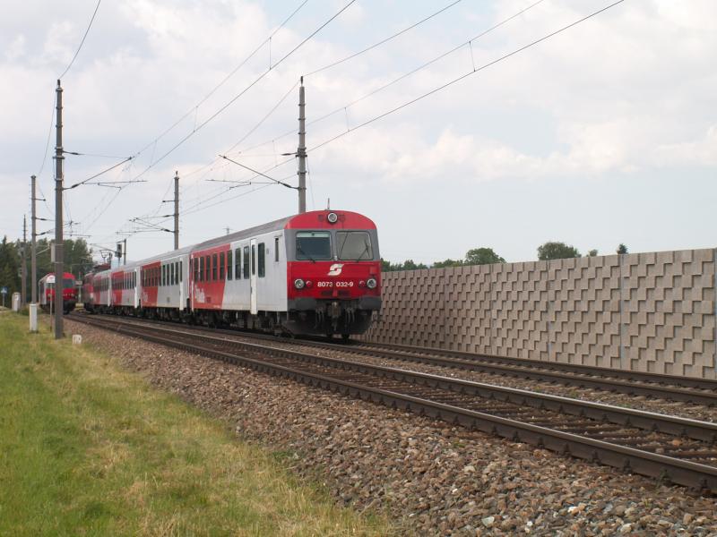 19.6.2005, 8073 32-9 in Richtung Linz Hbf + Wendezug in Richtung Kirchdorf, Streckenteil Ansfelden-Nettingsdorf, Minolta Dimage Z3
