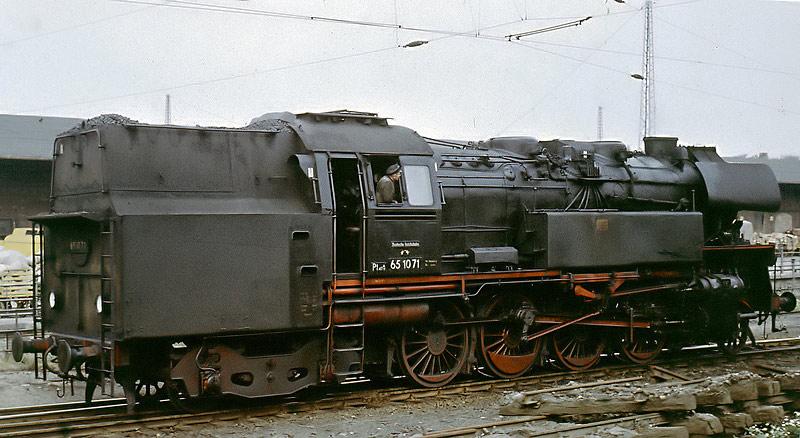 1965 Magdeburg Hbf. Die Lok hat gerade einen P-Zug von
Schnebeck angebracht und fhrt nun zum Bw.