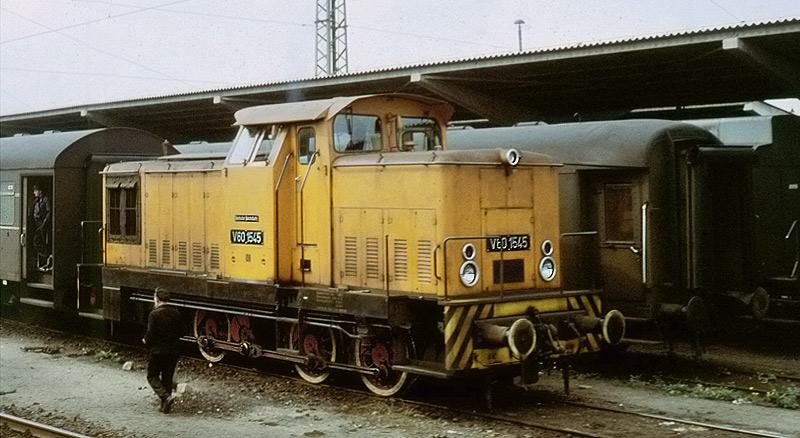 1966 Magdeburg Hbf. V60 der DR beim rangieren. Seltene Aufnahme.
Keine Kategorie der DR-V60 vorhanden!!