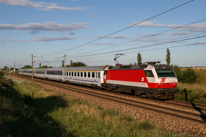 19.7.09 Die einzige 1014 Leistung die es noch auf der Nordbahng gibt, sind die EC 102-105. Da diese Einstze ab dem Fahrplanwechsel Geschichte sind musste man die beiden Zugpaare noch jagen! Hier bespannt die 1014 004 den 12min verspteten EC 105 von Warschau nach Wien Sdbahnhof Ostseite.