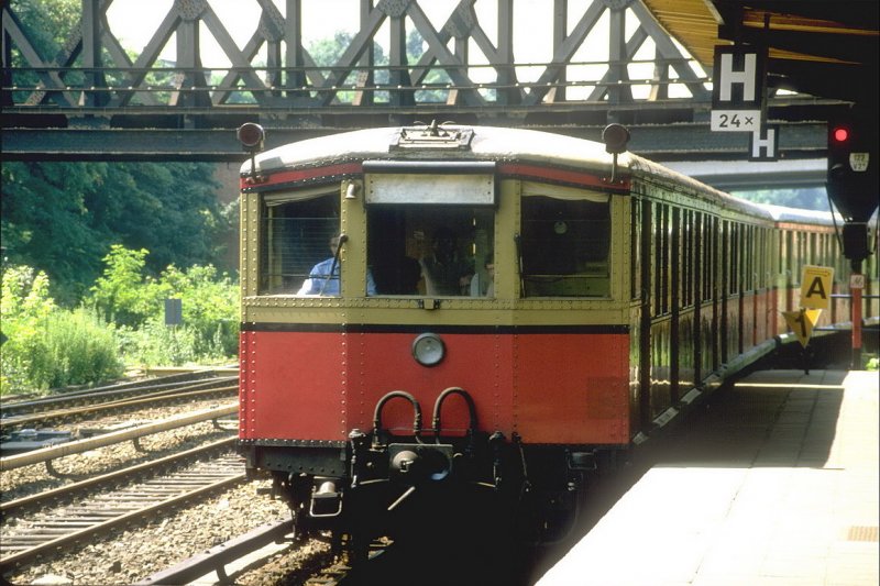 1970er Jahre. Ein Zug nach nirgendwo  Stadtbahnzug BR 165 im Bahnhof Westkreuz(Archiv P.Walter)
