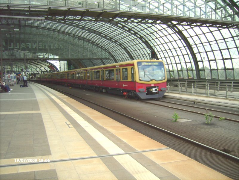 19.7.2009 S-Bahn 481 auf der Linie S7 nach Ahrensfelde in Berlin-Hauptbahnhof. Ab 20.7.2009 wird es fr eine Zeit so ein Bild nicht wieder geben.