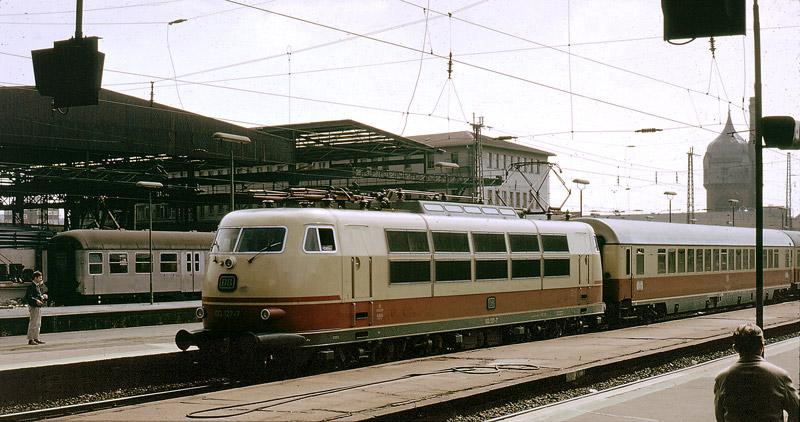 1973 Wiesbaden Hbf. Am Bahnsteig eingefahrener TEE aus Mnchen mit 103128. 
