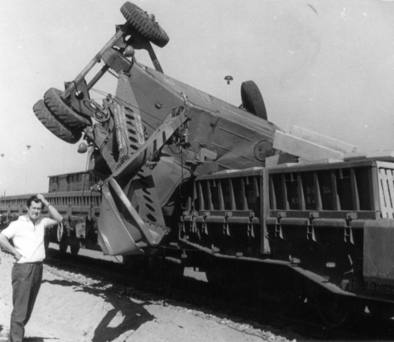 1976 beim Bau der Grenzbergangsstelle Staaken wollte ein Arbeitszugfhrer mit diesem Arbeitszug mal kurz nach Dallgow (b. Berlin), heute Dallgow-Dberitz fahren und verga, da unterwegs 2 Straenbrcken waren. Weil der  Radieschenheber  T 172 den Ausleger noch oben hatte, krachte es schon bei der ersten Brcke. Und so kamen sie nach dem Unfall zerknirscht und zerknautscht zurck.