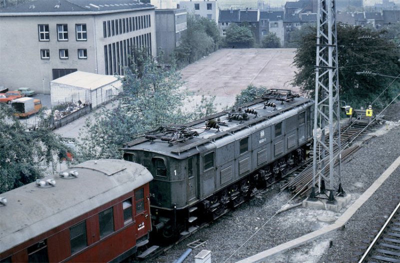 1977-Aachen West. Die abgestellte 116 003 dient der TH. Aachen als
bewegliche Trafostation.