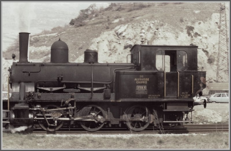 1977 whrend meines Sprachaufenthaltes im Wallis (franzsischer Teil) besuchte ich mal das Gelnde der Alusuisse in Chippis bei Sierre. Dort besorgten noch einige E 3/3, im Volksmund  Tigerli  genannt, den Rangierdienst. Leider habe ich die Nr 36 etwas gekrzt, was ich heute bestimmt nicht mehr machen wrde. (Archiv Sommer 1977)