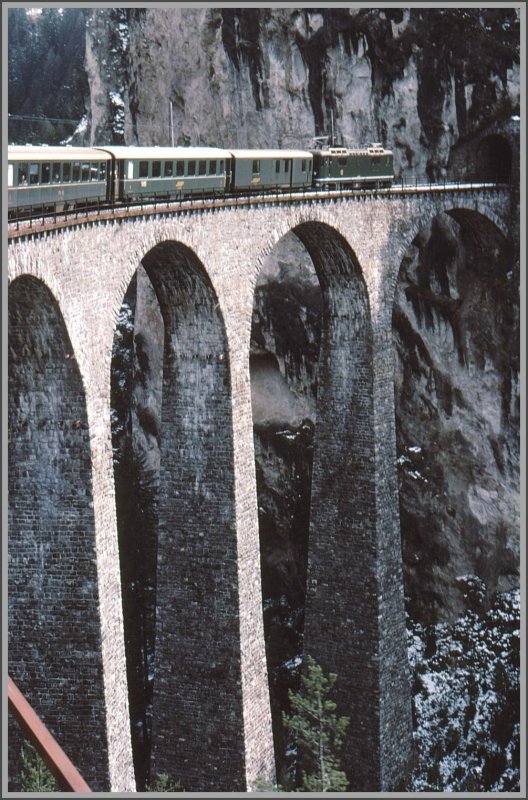 1977 waren die Zge der RhB noch grn und weit weniger fotogen als im heutigen rot. Hier beim berqueren des Landwasserviadukts.(Archiv 04/77)