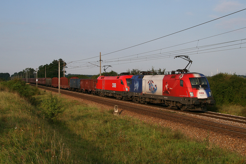 19.8.09 Ein letztes Mal verschlug es die Frankreich EM Lok auf die Nordbahn, nat�rlich ein Muss die beiden G�terzugleistungen bildlich festzuhalten, schaft es doch eine paprikaf�hige 1116 nicht wirklich oft auf diese Strecke. Den heutigen DG 45008 von Kledering nach Breclav bespannten die 1116 003 und 1116 138.