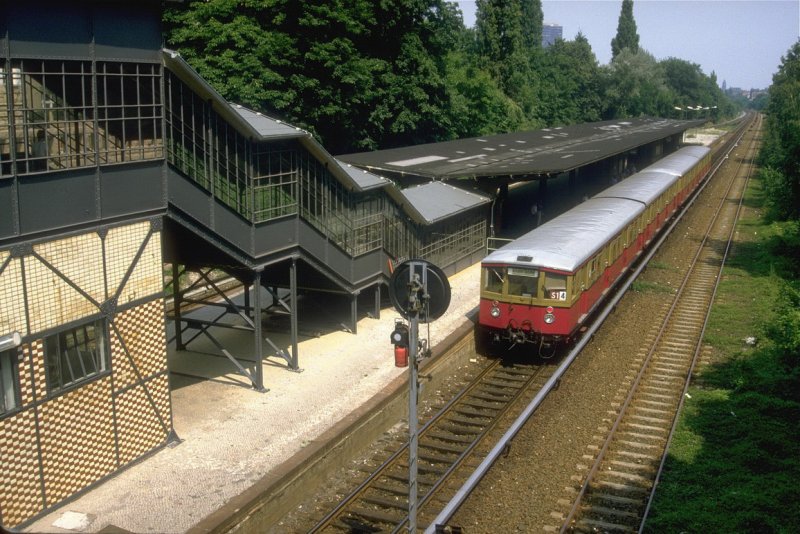 1980er Jahre auf der Wannseebahn.S-Bahn Zug nach Anhalter Bahnhof,hier im Bhf.Botanischer Garten(Archiv P.Walter)