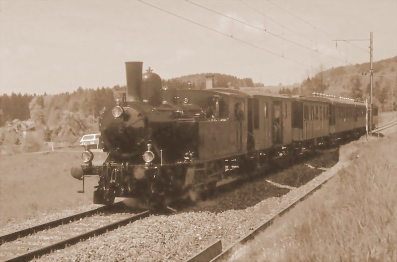 1980er Jahre.DVZO Dampfzug mit Lok Ed 3/4 Nr.2
zwischen Bauma und Hinwil(Archiv P.Walter) 