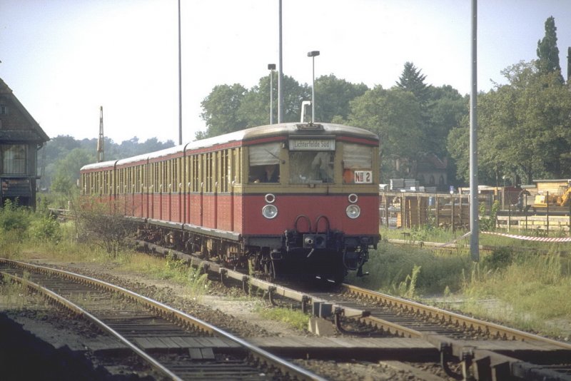 1980er Jahre.Ein Stadtbahn Halbzug der Zuggruppe 
NII 2 nach Lichterfelde-Sd in Tegel(Archiv P.Walter)