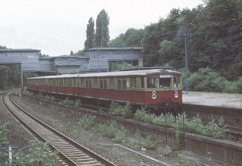 1980er Jahre,ein Stadtbahnzug nach Friedrichstrasse(damals Endstation)im Bhf.Eichkamp(heute Messe Sd)Seitdem hat sich 
hier viel zum positiven verndert.Der Bahnhof ist komplett renoviert worden,das Fernbahntrassee ist wieder 2 gleisig und wurde elektrifiziert.Hier rauschen jetzt die ICE`s vorbei!(Archiv P.Walter)
