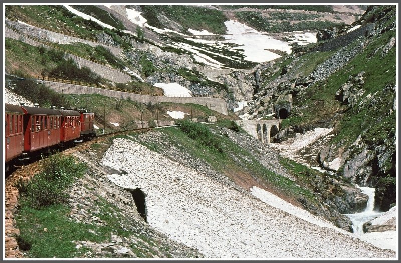 1982 wurcde der Furka-Basistunnel erffnet. Bis dahin war das Netz der Furka Oberalp Bahn im Winter zweigeteilt. ber den Pass fuhren die Zge nur im Sommer, und noch im Juni sumte Lawinenschnee die Strecke unterhalb des Kehrtunnels bei Gletsch. (Archiv 06/77)