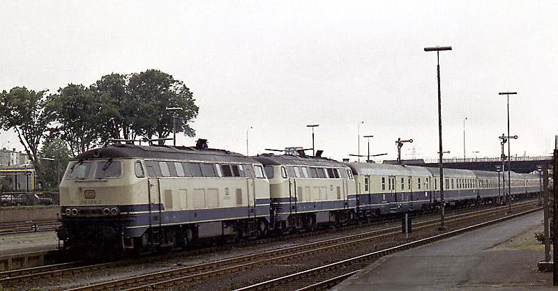 1983, Doppeltraktion 218 bei der Einfahrt in Lbeck Hbf