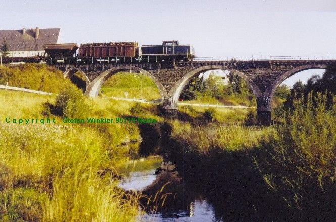 1983 war die DB-Welt noch in Ordnung, zumindest auf dem Land. eine 211 vom Bw Hof bringt die G aus Schwarzenbach am Wald nach Naila und berquert hier das Selbitzviadukt. Der Gterverkehr endete hier 1995/96, die Strecke ist komplett abgebaut. Dia Nr. 15R38 - Abdruckerlaubnis bei mir.
