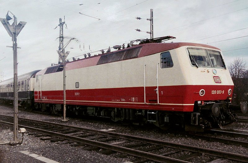 1983 wartet die 120 003 in Hagen-Kabel (Ruhr-Sieg Strecke) mit einem Messug auf Ausfahrt.