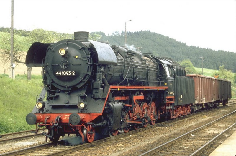 1983,DR Dampflok 44 1093-2 mit einem  sehr kurzen  Gterzug im Saaletal.Sie ist eine von wenigen Lokomotiven,die als Museumslok erhalten geblieben ist.(Archiv P.Walter)